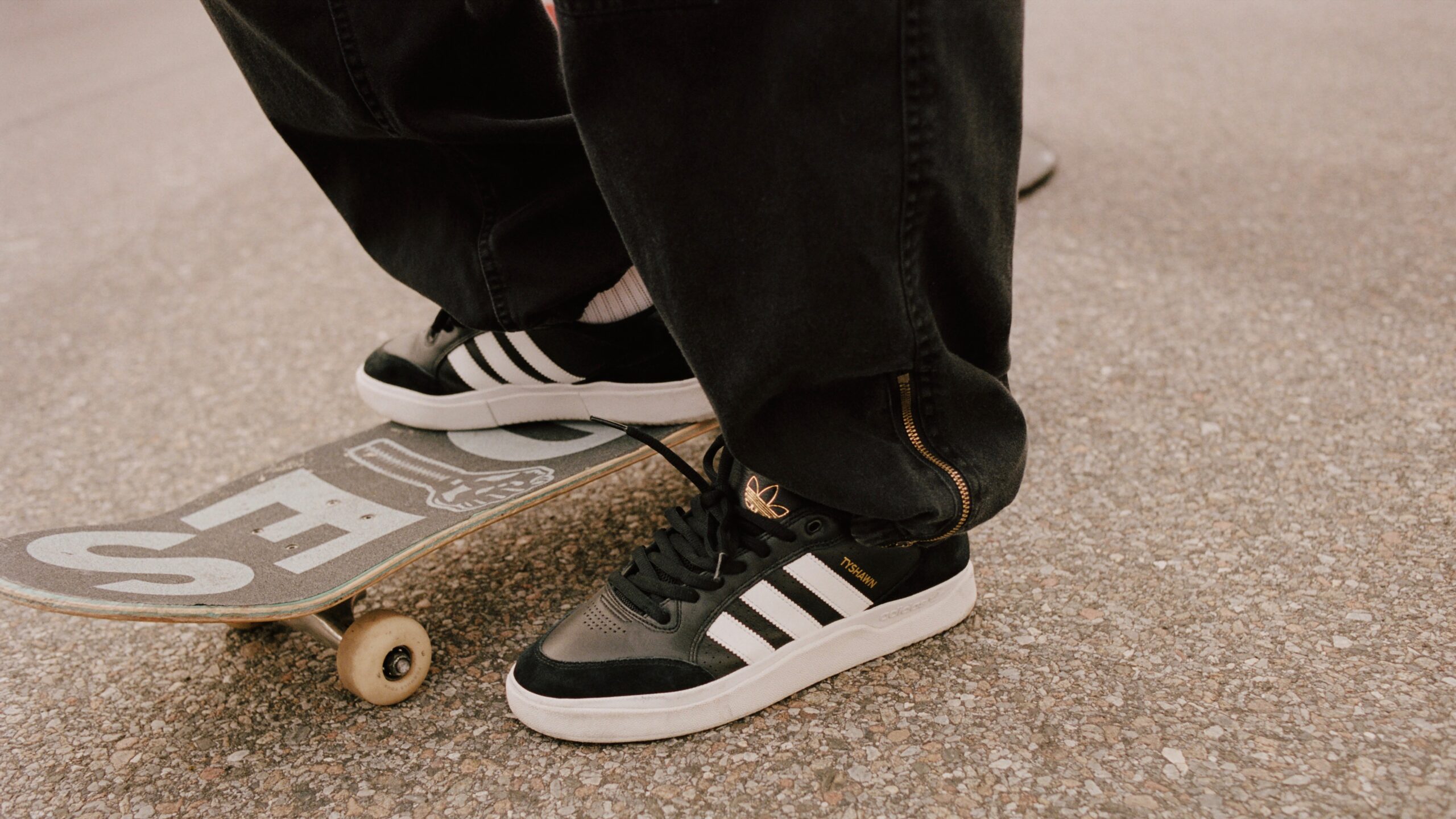 Adi FW21 TyshawnLow BlackWhite OnBody Board Taketomo