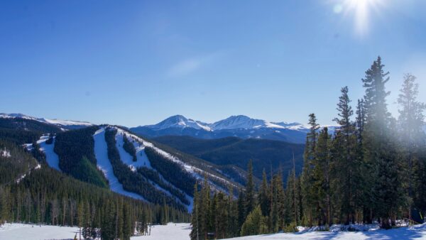 Late Season Surge Helps Vail Resorts