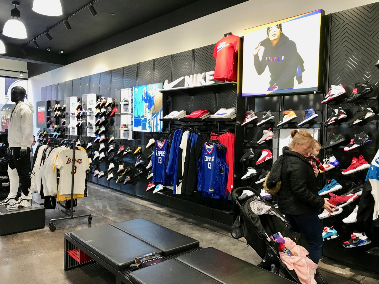 holiday19 footlockerNikeWall